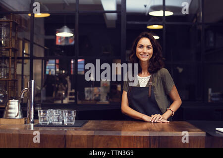 Portrait der glücklichen Besitzerin im Coffee Shop Stockfoto