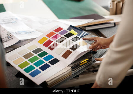 Zugeschnittenes Bild der Innenarchitekt Prüfung Farbmuster Büro Stockfoto