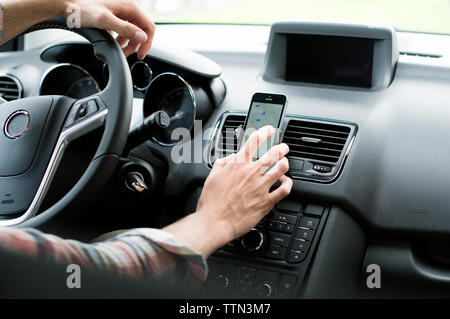 7/8 Bild mit GPS Mann auf Smartphones im Auto. Stockfoto