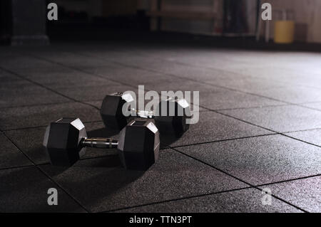 Hohe Betrachtungswinkel von kurzhanteln in der Turnhalle Stockfoto