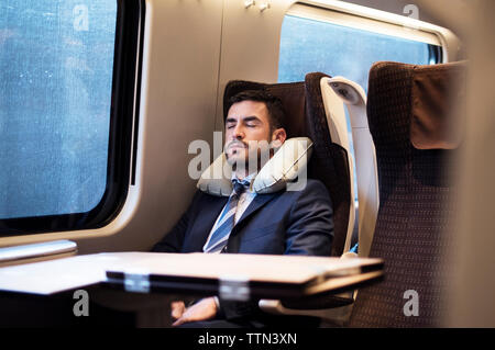 Geschäftsmann, der im Zug schläft Stockfoto