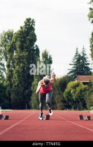 Athlet vom Startblock am Anschluss Stockfoto