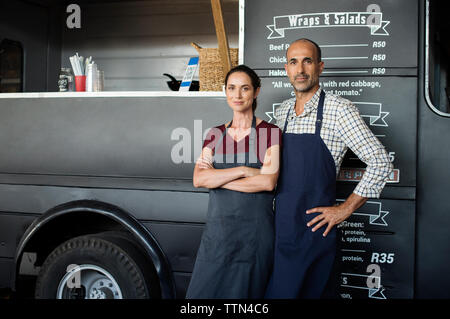 Portrait von zuversichtlich Besitzer gegen Essen Fahrzeug Stockfoto
