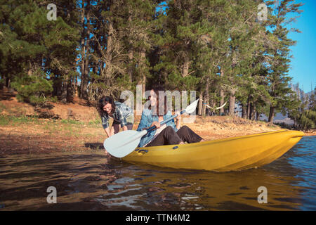 Gerne weibliche Freunde mit Kajak auf dem See Stockfoto
