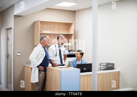 Ärzte diskutieren in Zimmer im Krankenhaus Stockfoto