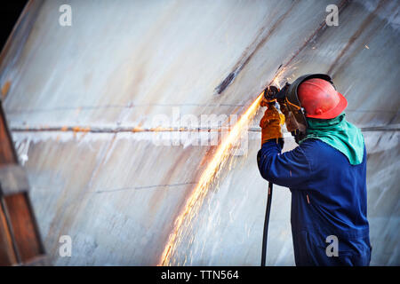 Seitenansicht des Arbeitnehmers schweißen Schiff in der Industrie Stockfoto