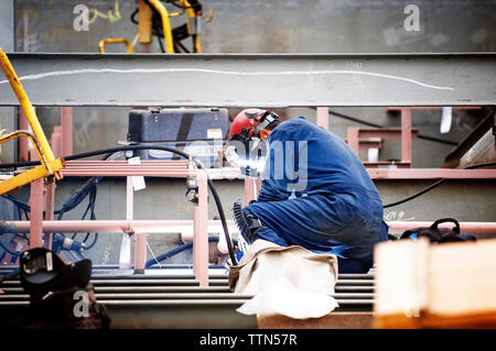 Seitenansicht des Arbeitnehmers an der Werft arbeiten Stockfoto
