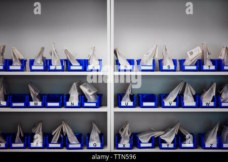 Sample Pakete in den Fächern, die auf Regalen im Labor Stockfoto