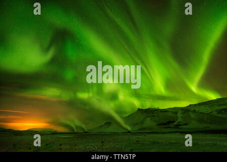 Malerischer Blick auf Aurora borealis über Berge Stockfoto