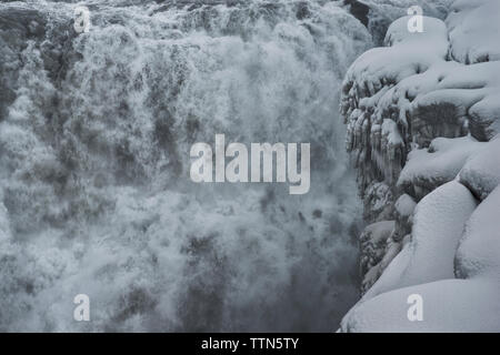 Malerischer Blick auf den Wasserfall von Schnee bedeckt Cliff Stockfoto