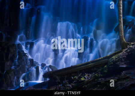 Malerischer Blick auf den Wasserfall über Felsen in der Dämmerung Stockfoto