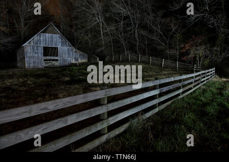 Alte Scheune auf dem Feld im Wald bei Nacht Stockfoto