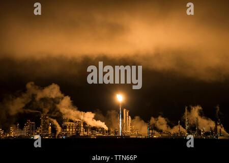 Smoke emitting ab Werk im Himmel bei Nacht Stockfoto