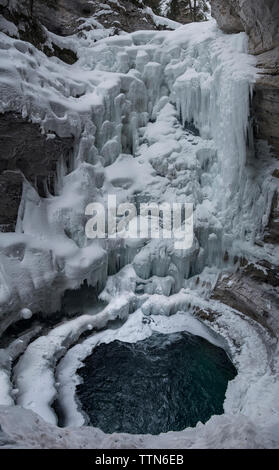 Hohe Betrachtungswinkel von gefrorenen Wasserfall am Johnston Canyon Stockfoto