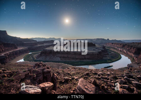 Majestätischen Blick auf Dead Horse Point State Park gegen star Feld während der Dämmerung Stockfoto