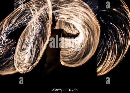 Man Wolle spinnen Kabel während der Nacht Stockfoto