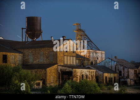 Gebäude gegen den blauen Himmel am Missouri Minen State Historic Site Stockfoto