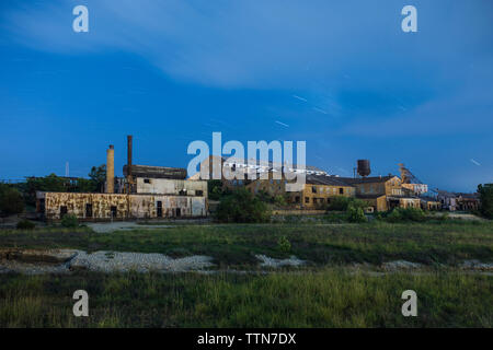 Feld von Gebäuden gegen den blauen Himmel am Missouri Minen State Historic Site Stockfoto