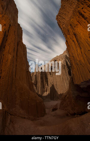 Malerischer Blick auf Slot Canyons gegen bewölkter Himmel im Cathedral Gorge State Park Stockfoto