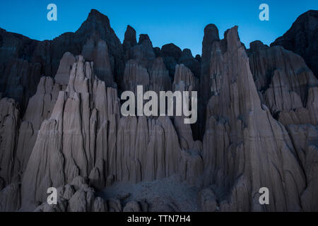 Malerischer Blick auf Slot Canyons gegen den klaren Himmel im Cathedral Gorge State Park Stockfoto