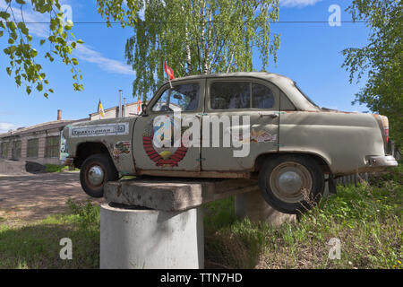Velsk, Oblast Archangelsk, Russland - 27. Mai 2019: Alte Moskvich-402 Auto auf einer improvisierten Sockel auf einem speziellen Parkplatz am Traktor Straße in Velsk, Arkh Stockfoto
