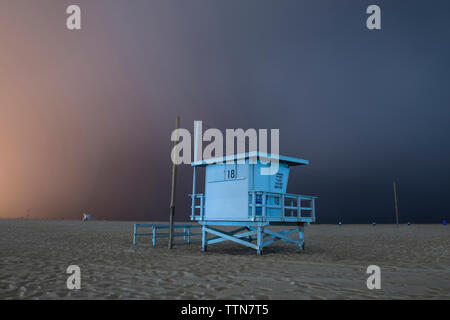 Rettungsschwimmer Hütte auf Sand gegen bewölkter Himmel am Venice Beach Stockfoto