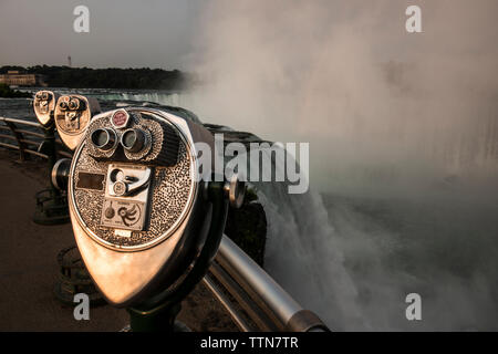 Münz-Fernglas gegen Niagara Falls Stockfoto