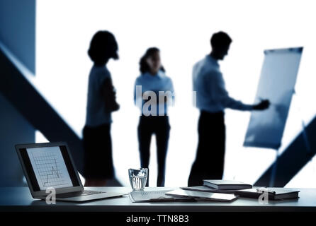 Arbeitsplatz mit Laptop und Dokumente zur Konferenz Hintergrund Stockfoto