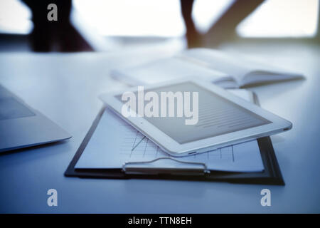 Arbeitsplatz mit Tablet und Dokumente auf Tisch Stockfoto