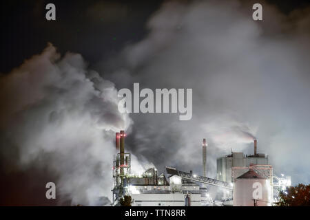 Rauch, der von der Fabrik in der Nacht Stockfoto