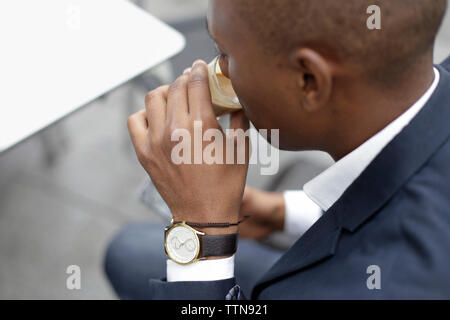 Hohe Betrachtungswinkel der Geschäftsmann Kaffee mit Sidewalk Cafe Stockfoto