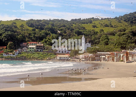 Blick auf den Strand, das ist ein kleines Fischerdorf im Staat Santa Catarina - Brasilien Stockfoto