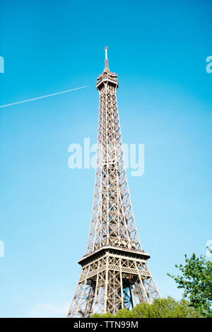 Low Angle View der Eiffelturm gegen den blauen Himmel an einem sonnigen Tag Stockfoto
