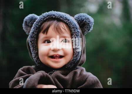 Close-up von niedlichen Baby Mädchen in warme Kleidung stehen im Yosemite National Park Stockfoto