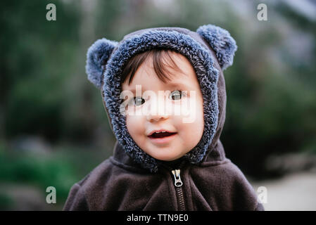 Close-up Portrait von Cute Baby Mädchen in warme Kleidung stehen im Yosemite National Park Stockfoto