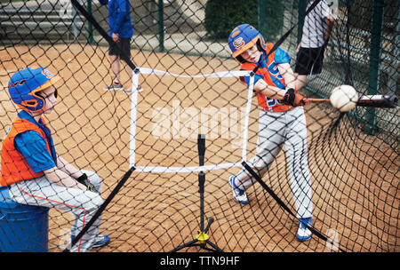 Jungen spielen Baseball auf Feld Stockfoto