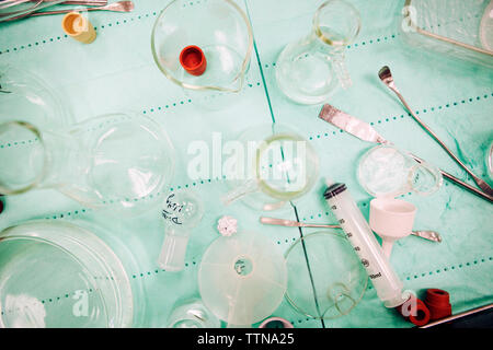 Laborgeräte auf Tisch Stockfoto