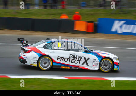 BMW 330 i m Sport am Anschluss, British Touring Car Championship (BTCC), Brands Hatch, erstes Rennen der Saison, April 2019 Stockfoto