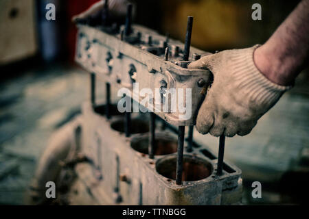 7/8 Hand der Mechaniker holding Maschinen in der Werkstatt Stockfoto