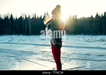 Porträt einer schönen Frau an einem Wintertag Stockfoto