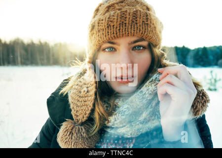 Porträt einer schönen Frau an einem Wintertag Stockfoto