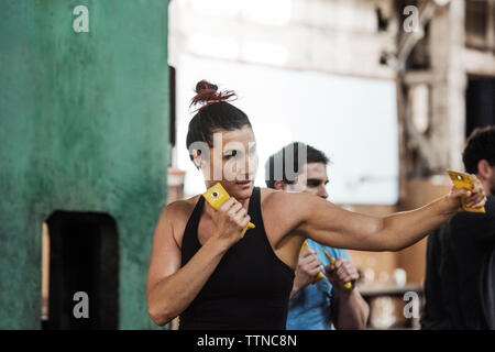 Bestimmt Boxer üben in der Turnhalle Stockfoto