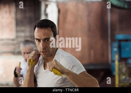 Bestimmt männliche Boxer üben in Health Club Stockfoto