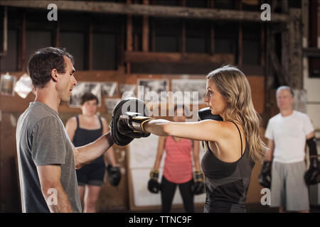 Zuversichtlich Boxer üben in Health Club Stockfoto