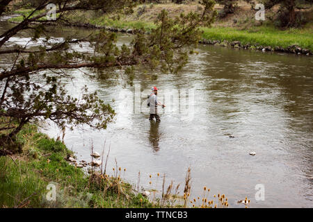 Hohe Betrachtungswinkel von reifer Mann angeln im Fluss Stockfoto