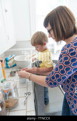 Hohe Betrachtungswinkel von Mutter mit Sohn die Zubereitung von Speisen in der Küche zu Hause. Stockfoto