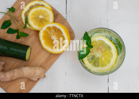 Glas detox Sassy Wasser mit Zitrone, Gurke, Ingwer, Minze auf weiße Holztisch Stockfoto
