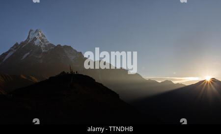 Der erste Sonnenschein über die Fish Tail peak (matschaputschare) Stockfoto