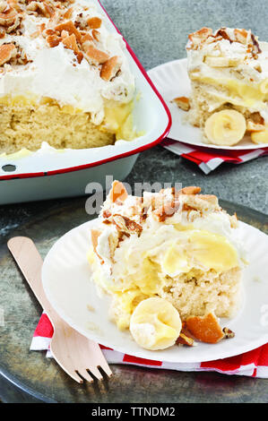 Blick aus dem hohen Winkel auf Bananenkuchen, der in Tellern auf dem Tisch zu Hause serviert wird Stockfoto