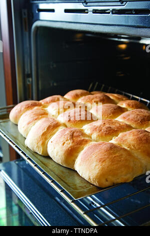 Hohe Winkelansicht des Brotbackens im Ofen zu Hause Stockfoto